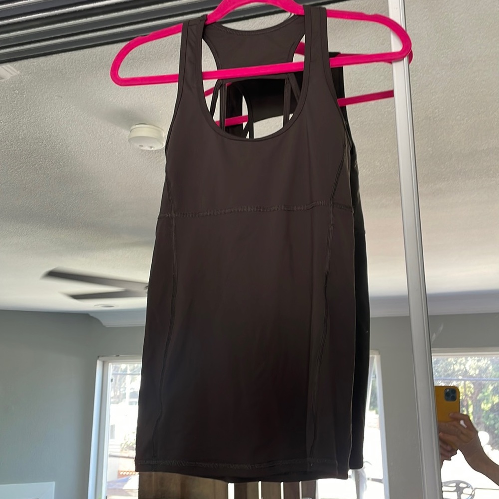 Athletic tank with built in shelf bra